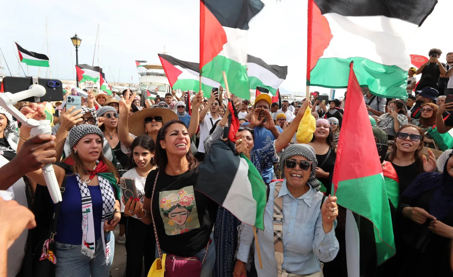 مظاهرة دعم في سيدي بوسعيد بتونس يوم الأحد لـ«أسطول الصمود العالمي» المتجه لقطاع غزة (إ.ب.أ)