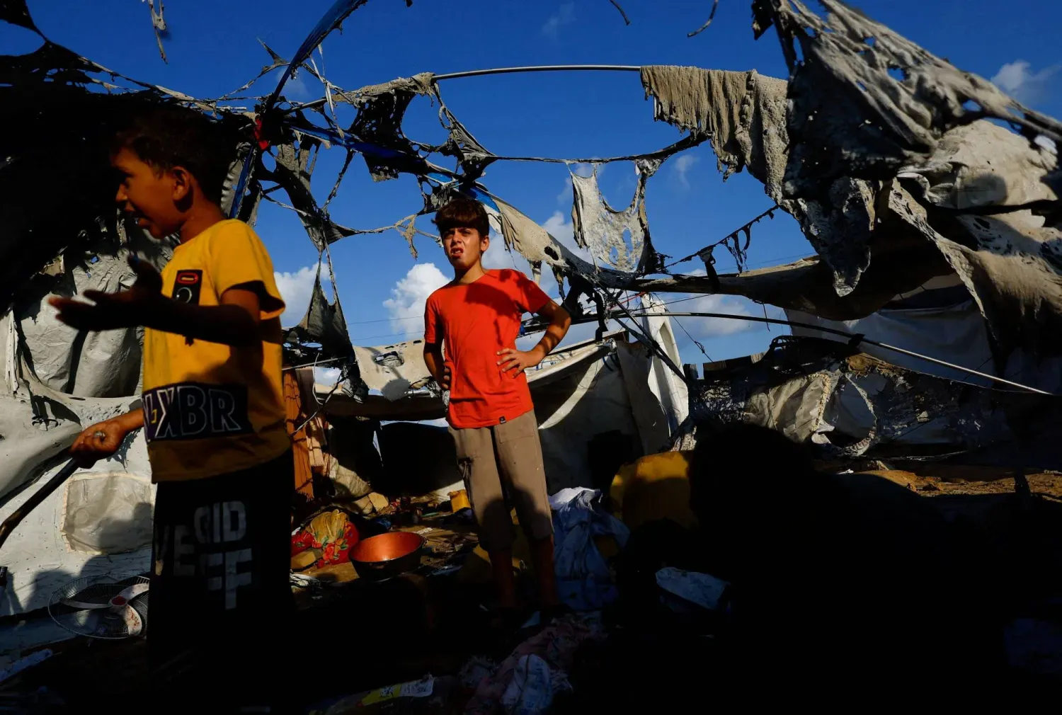 Gazze şehrinde bir çadıra düzenlenen İsrail hava saldırısının ardından hasarı inceleyen Filistinli gençler, 8 Eylül 2025 (Reuters)
