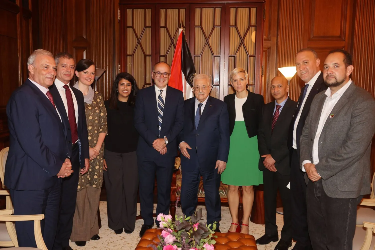 الرئيس عباس يستقبل أطباء بريطانيين كانوا في قطاع غزة وقت الحرب (الرئاسة الفلسطينية) 