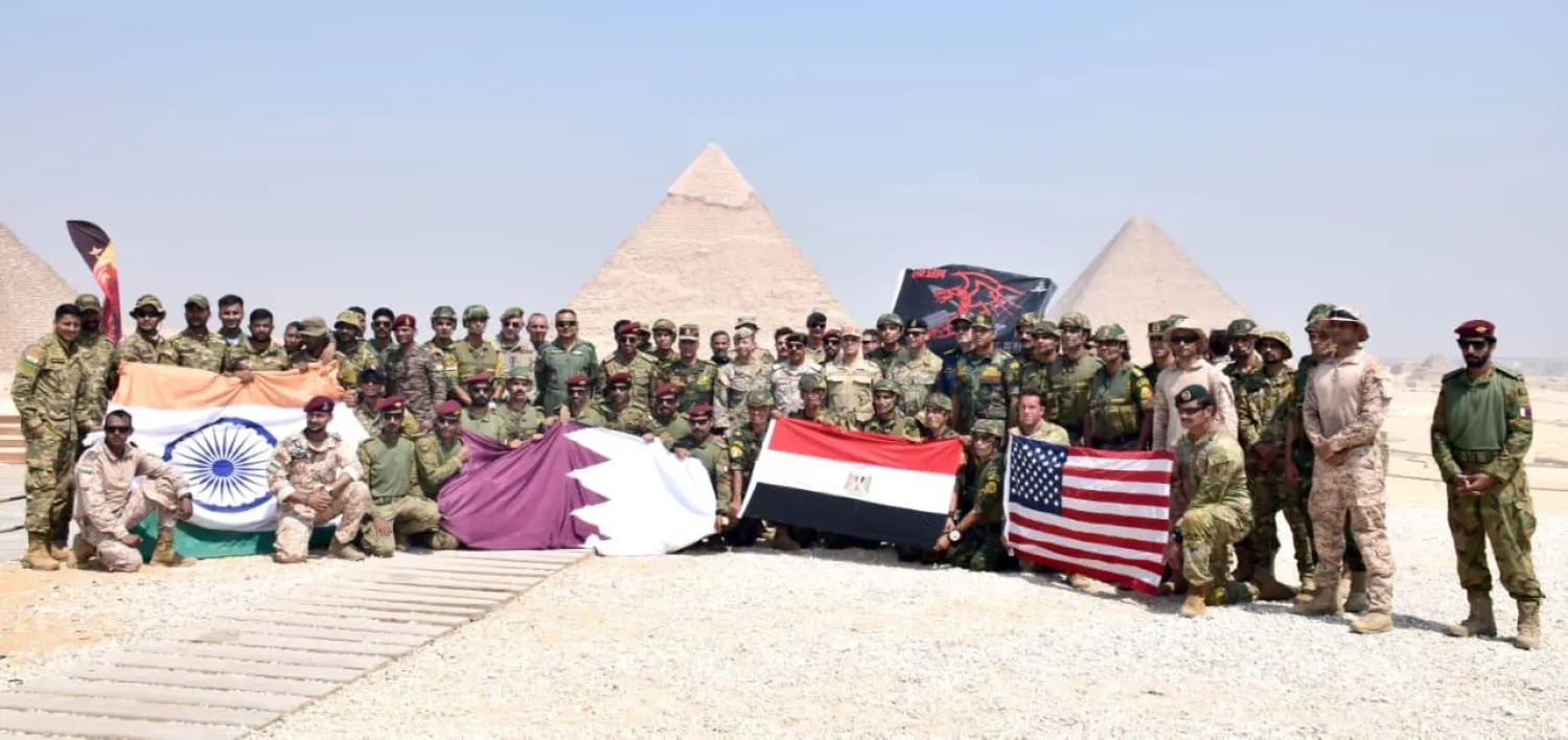 قوات مظلات لعدد من الدول المشاركة في فعاليات التدريب المصري - الأميركي «النجم الساطع» تنفذ أنشطة القفز الحر بمنطقة الأهرامات الأثرية (القوات المسلحة المصرية)