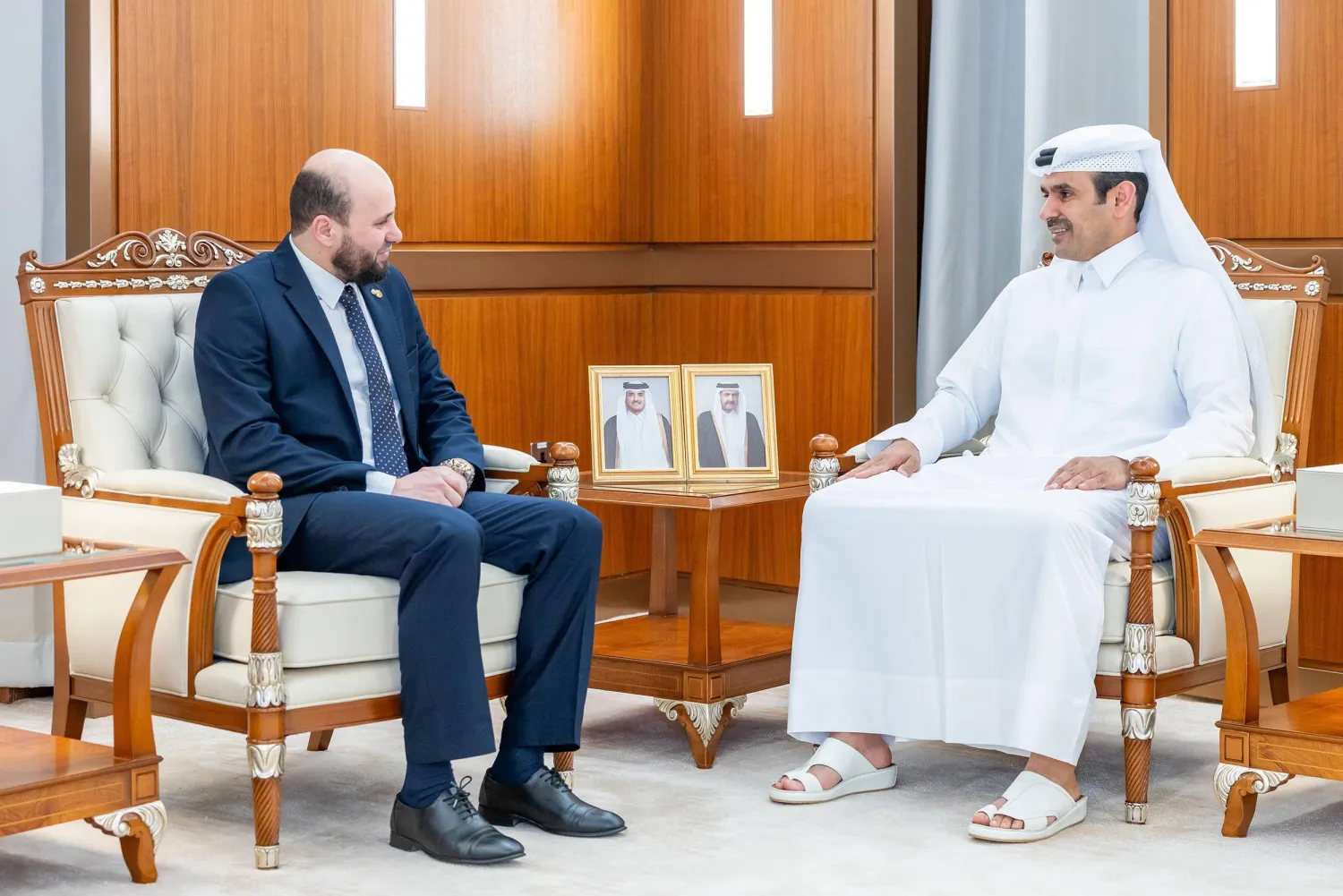 وزير الدولة القطري لشؤون الطاقة سعد الكعبي خلال لقائه وزير الطاقة السوري محمد البشير (إكس)