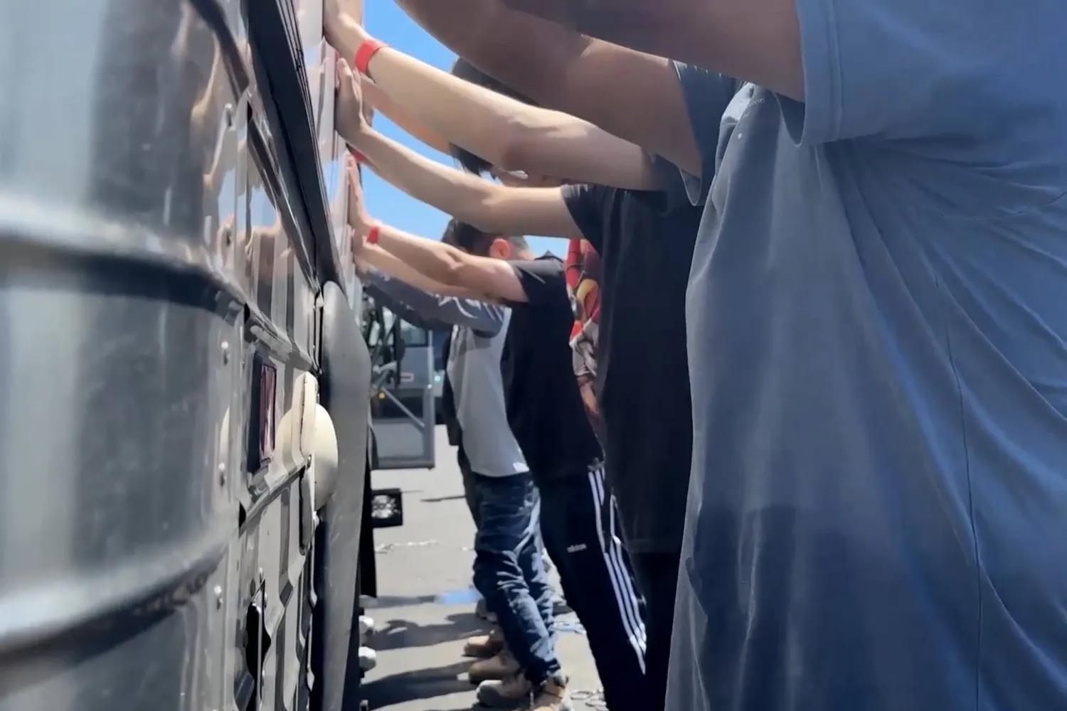 صورة من شريط فيديو للسلطات الأميركية أثناء عملية الدهم واعتقال العمال الكوريين الجنوبيين في جورجيا (إ.ب.أ)