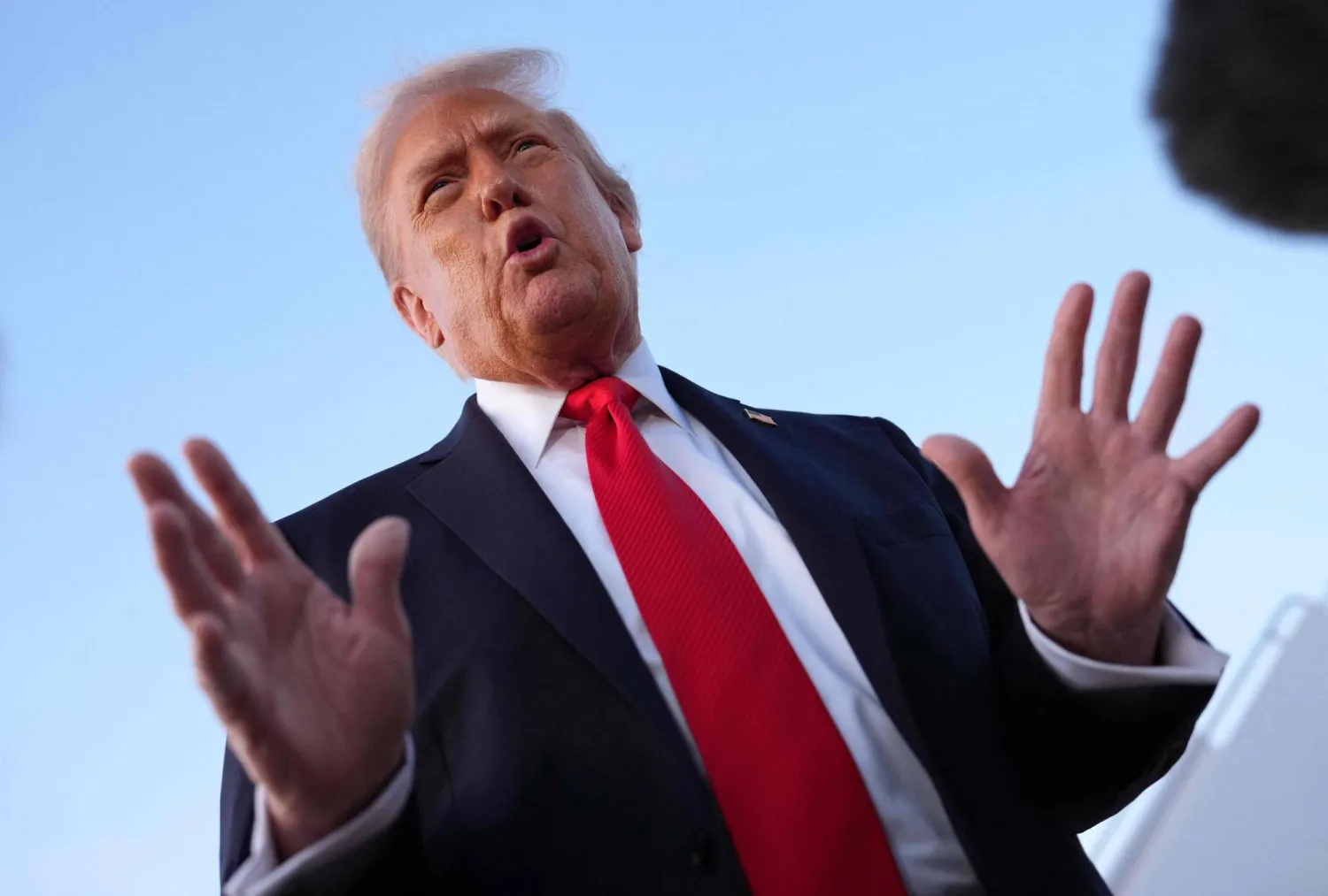 الرئيس الأميركي دونالد ترمب يتحدث للصحافيين بعد نزوله من طائرة الرئاسة في 7 سبتمبر (أيلول) 2025 في قاعدة «أندروز» المشتركة بولاية ماريلاند (أ.ف.ب)