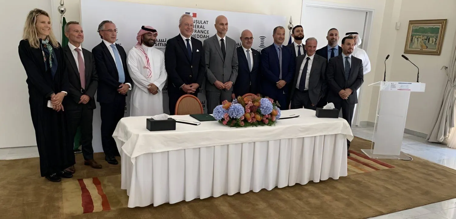 صورة جماعية عقب توقيع مذكرة التفاهم بين الشركة السعودية والفرنسية (الشرق الأوسط)