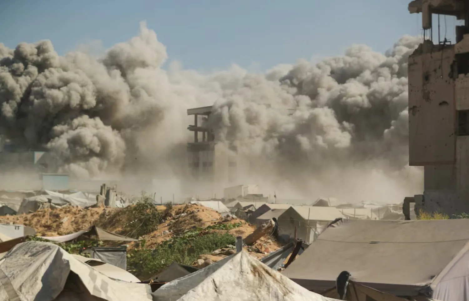 Smoke and flames rise as a residential building collapses after an Israeli air strike, in Gaza City, September 8, 2025. REUTERS/Mahmoud Issa 