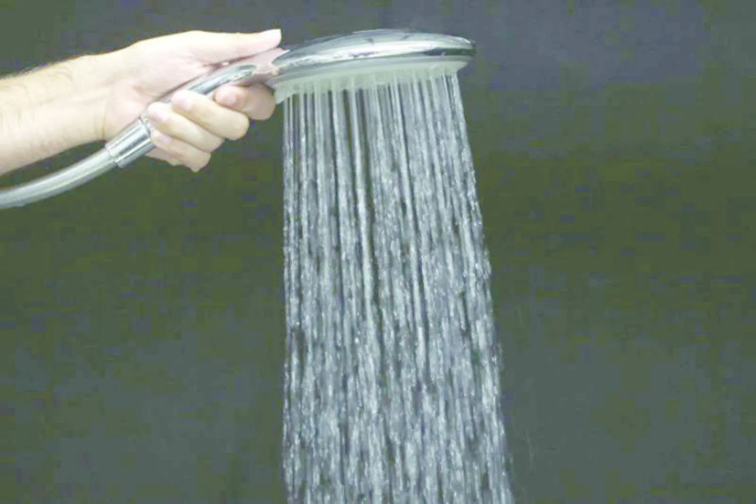 يُنشّط الاستحمام بالماء البارد الدهون البنية في الجسم (رويترز)