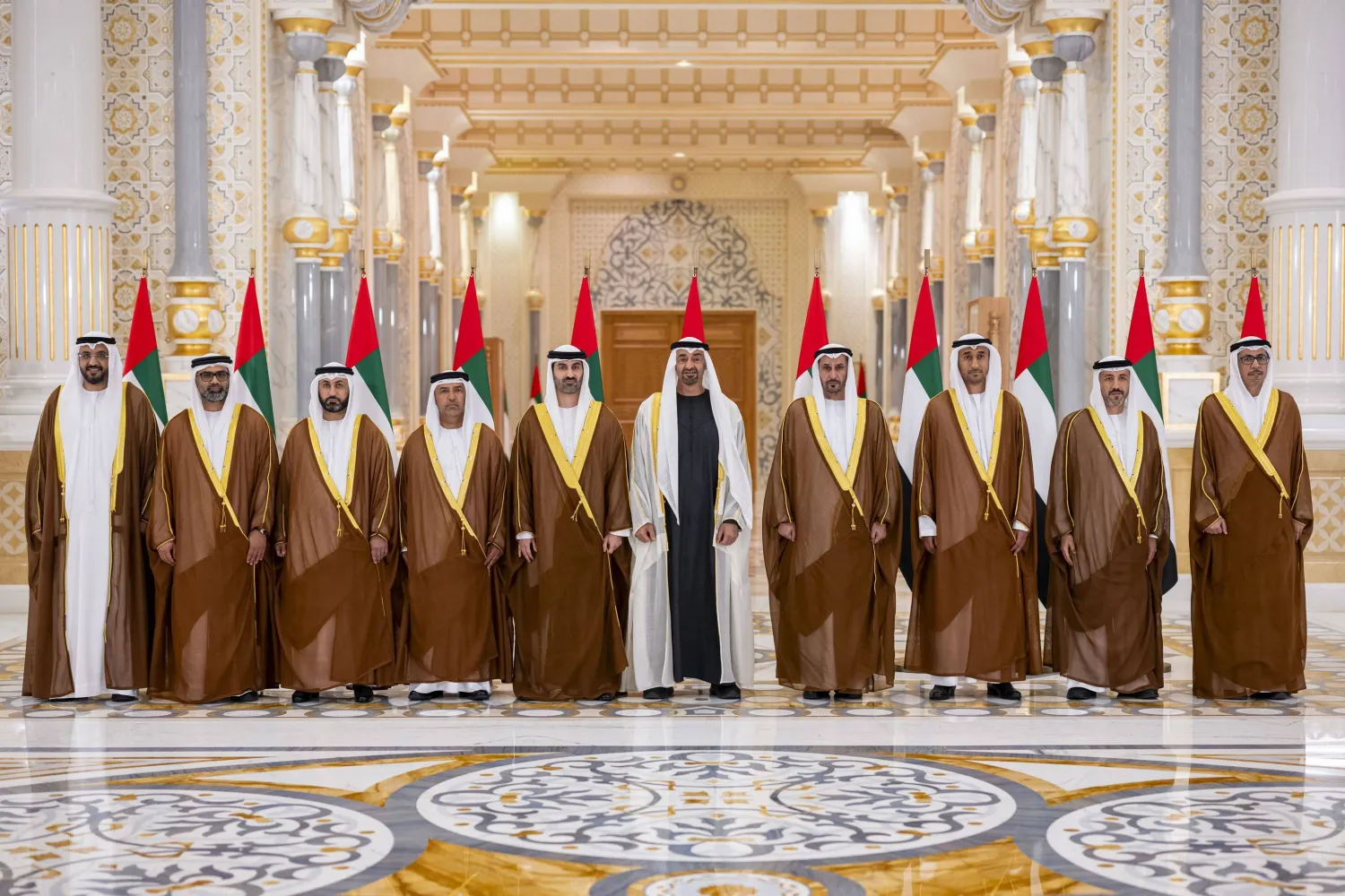 الشيخ محمد بن زايد مع سفراء الإمارات الجدد خلال استقبالهم يوم الاثنين (وام)