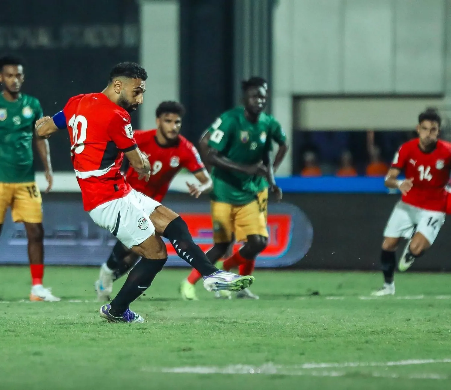 محمد صلاح يحرز هدف «الفراعنة» الأول أمام إثيوبيا من ركلة جزاء (الاتحاد المصري لكرة القدم على فيسبوك)