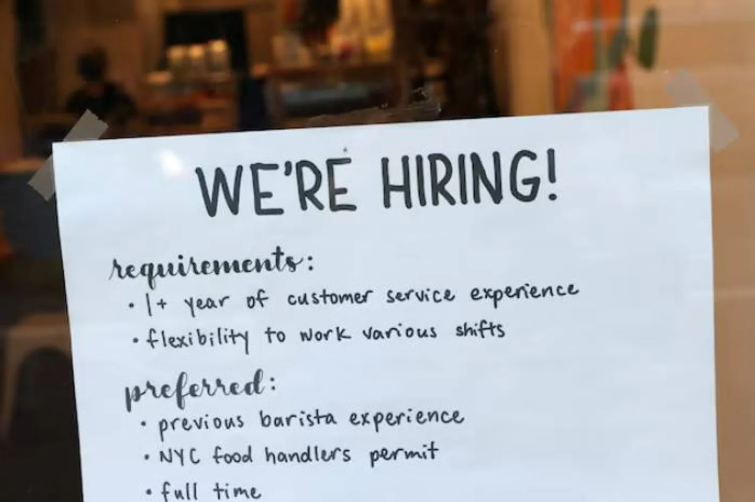 لافتة «توظيف» في مقهى بمدينة مانهاتن بنيويورك (رويترز)