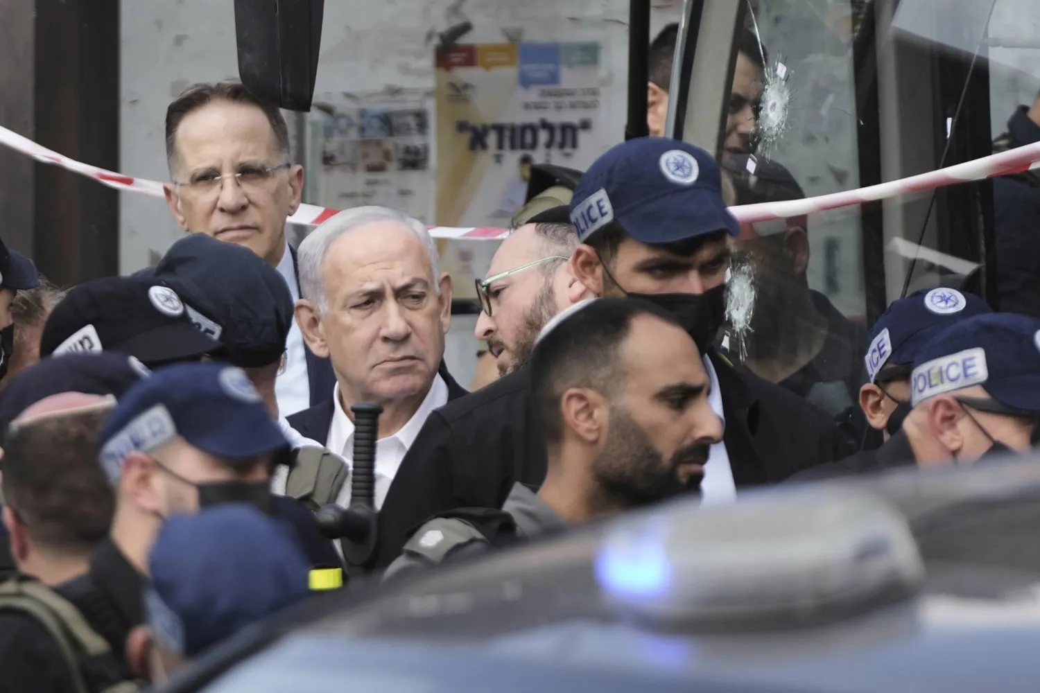 رئيس الوزراء الإسرائيلي بنيامين نتنياهو يتفقد موقع هجوم القدس الاثنين (أ.ب)