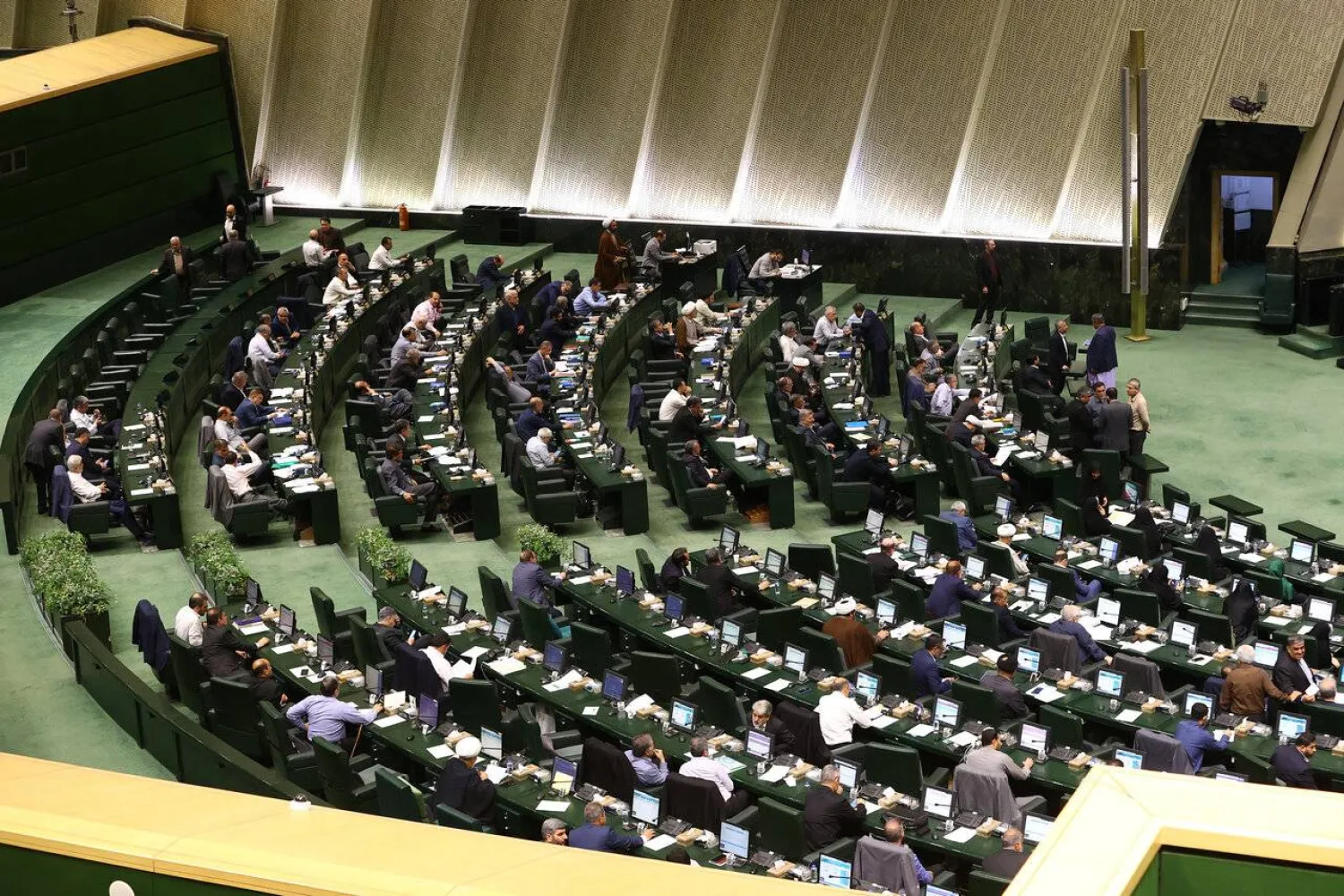 صورة نشرها موقع البرلمان الإيراني من جلسة صباح الأحد