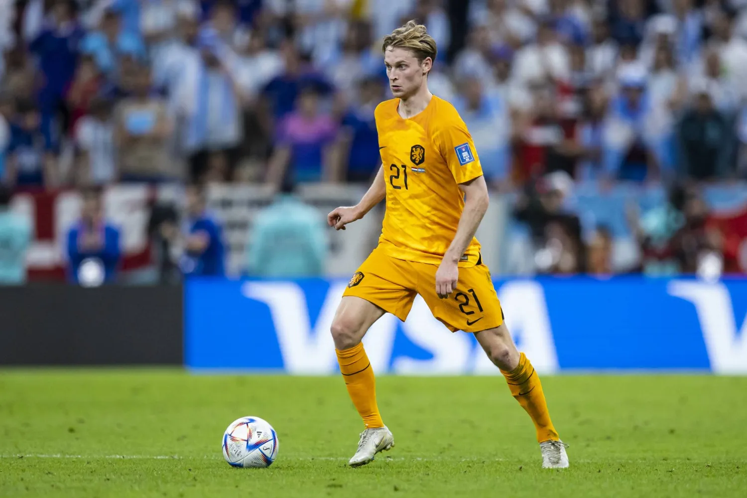 لاعب الوسط الدولي الهولندي فرنكي دي يونغ (د.ب.أ) 