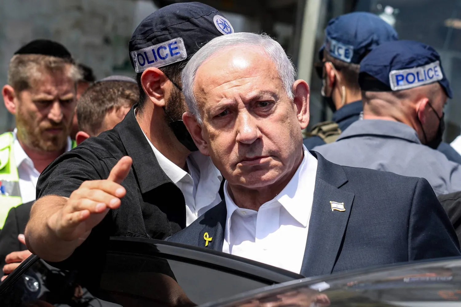 رئيس الوزراء الإسرائيلي بنيامين نتنياهو يزور موقع إطلاق النار عند تقاطع طريق راموت في القدس الشرقية بعد أن أطلق مسلحون فلسطينيون النار على محطة حافلات صباح الاثنين مما أسفر عن مقتل خمسة أشخاص وإصابة آخرين (أ.ف.ب)