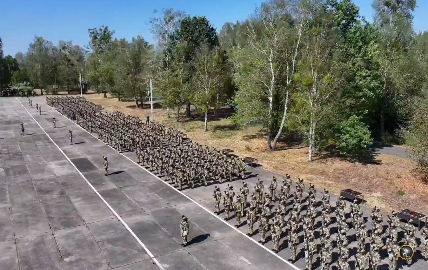 لقطة من مراسم تخريج دفعة من منتسبي «الكتيبة 87 - تدخل سريع» (شعبة الإعلام الحربي - القيادة العامة للجيش الوطني)