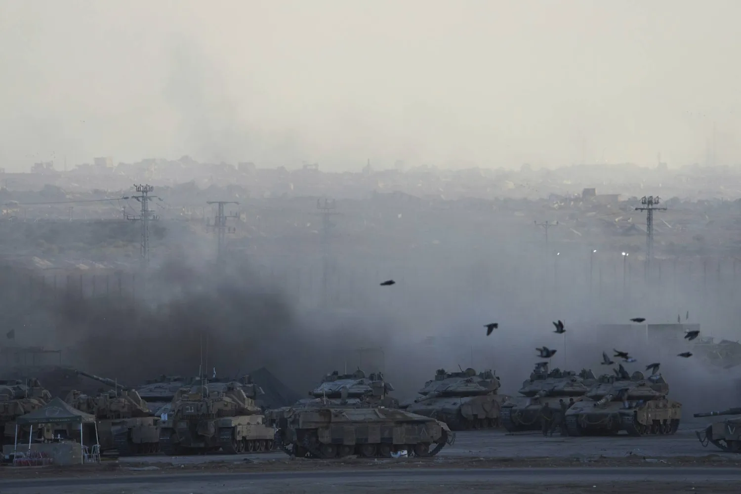 جنود إسرائيليون يعملون على دبابة في منطقة تجمّع على الحدود مع قطاع غزة، جنوب إسرائيل 3 سبتمبر 2025 (أ.ب)