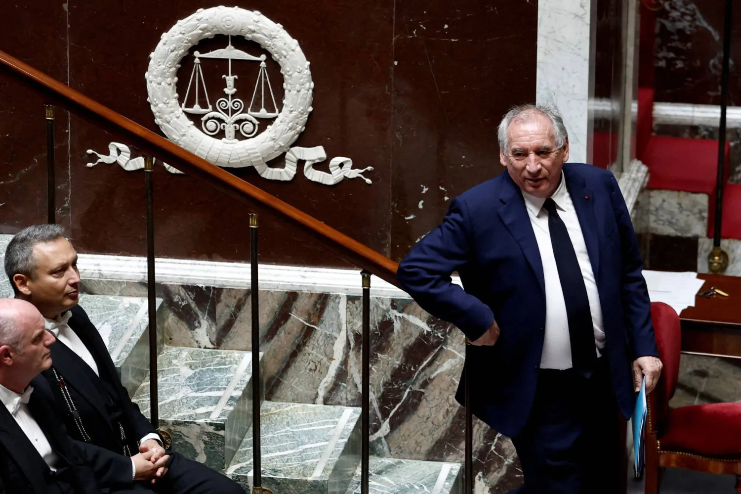 فرنسوا بايرو بعد إلقاء خطابه أمام النواب بالجمعية الوطنية في جلسة استثنائية بعد ظهر الاثنين (رويترز)