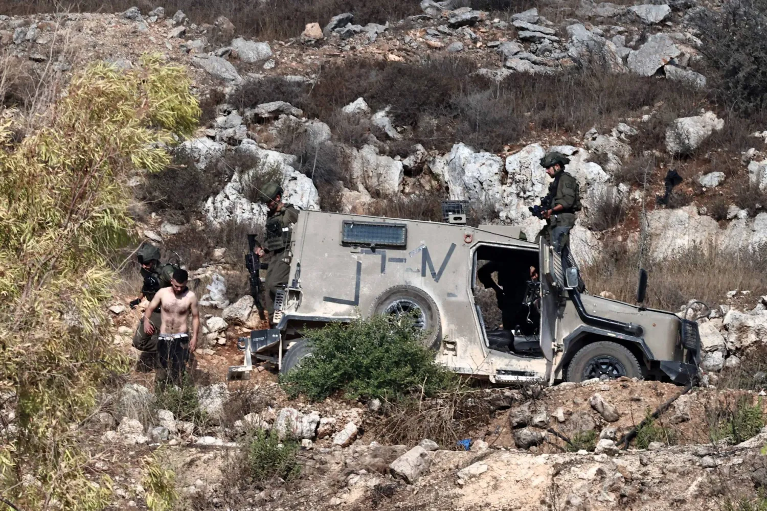 جنود إسرائيليون يعتقلون شاباً فلسطينياً في الضفة الغربية - 7 سبتمبر 2025 (أ.ف.ب)