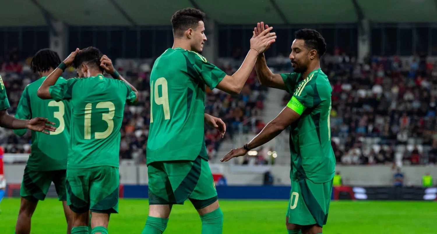 الحمدان يحتفل بهدفه في شباك التشيك (المنتخب السعودي) 