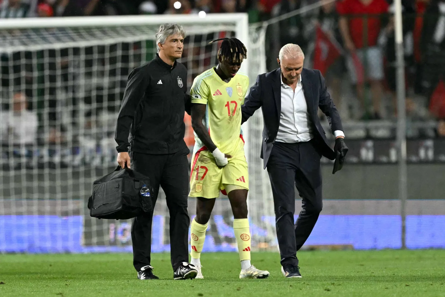 نيكو ويليامز مهاجم أتلتيك بلباو لدى خروجه الملعب مصاباً (أ.ف.ب)