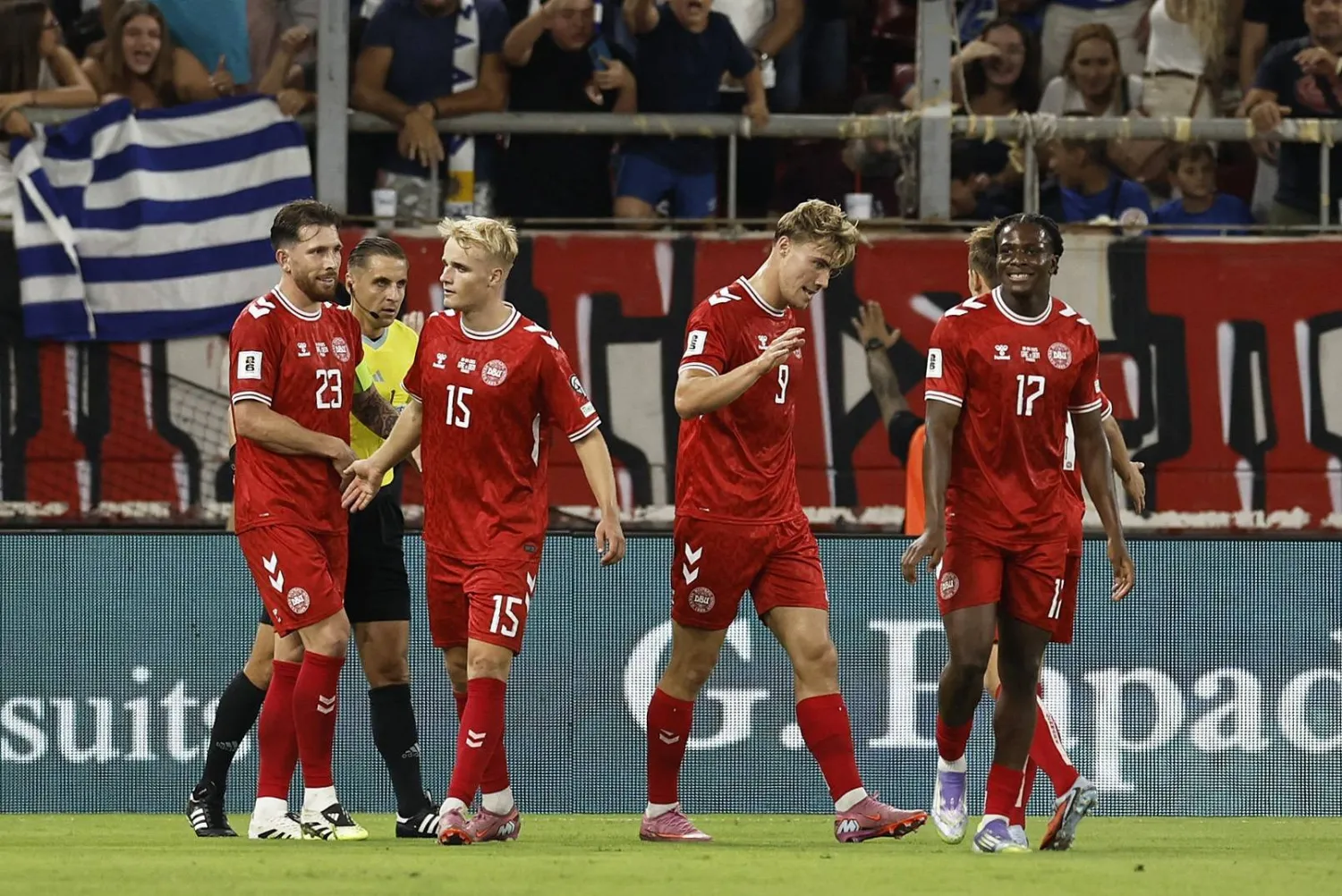 فرحة لاعبي الدنمارك بالثلاثية في مرمى اليونان (رويترز)