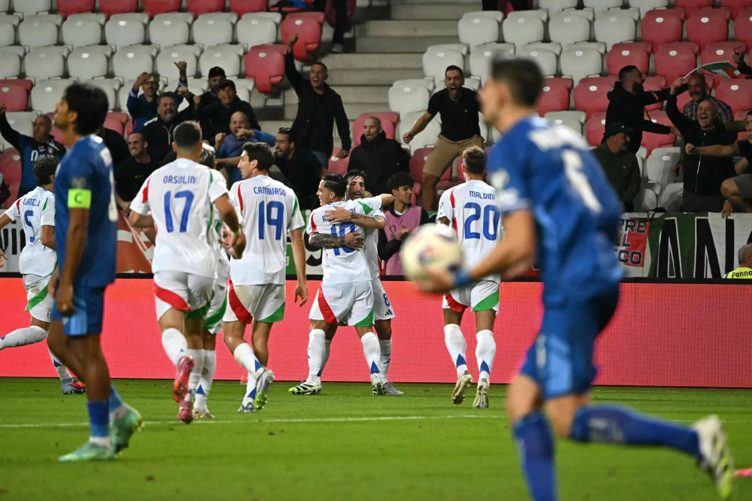 فرحة لاعبي إيطاليا بهدف تونالي القاتل في مرمى إسرائيل (أ.ف.ب)