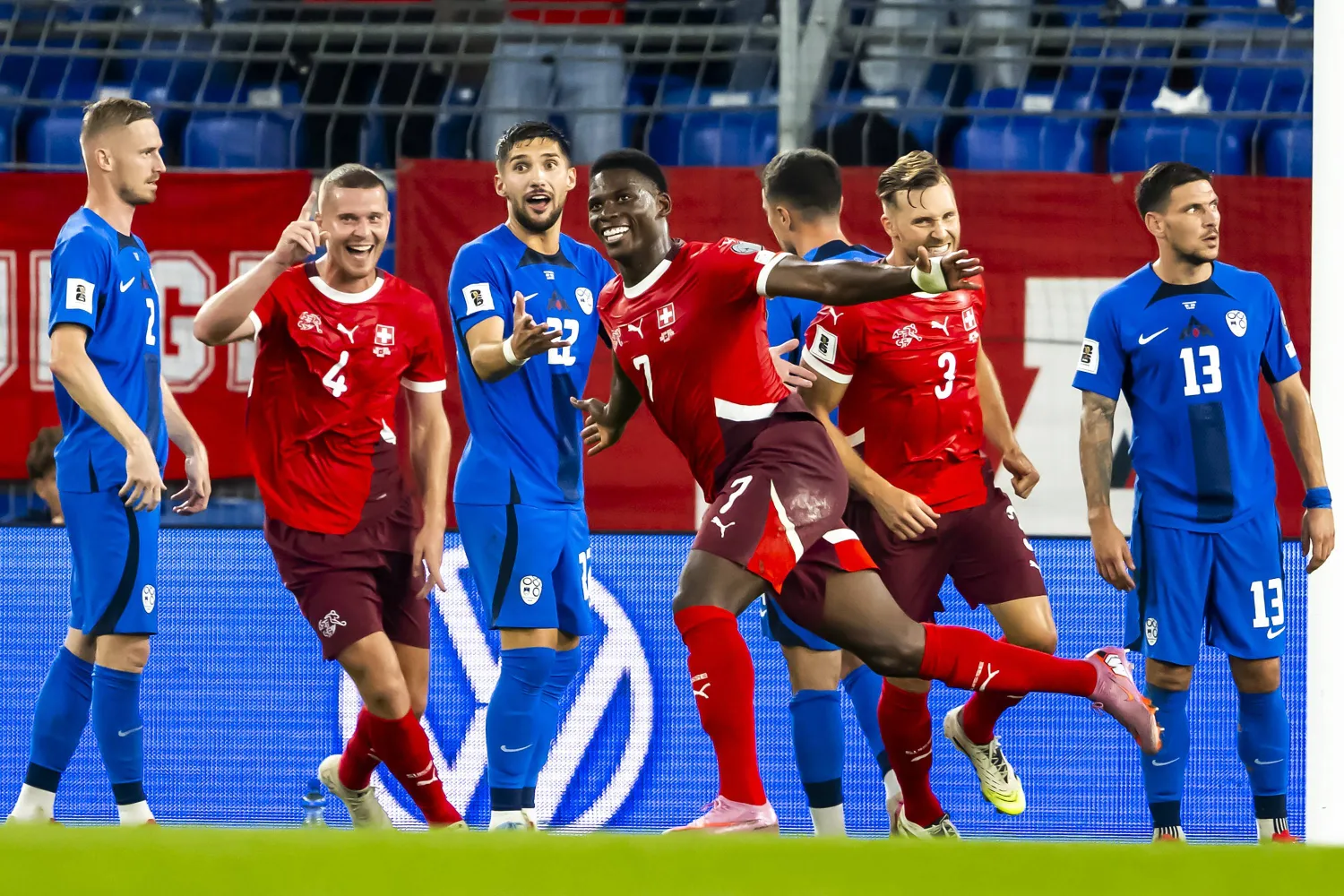 احتفالية لاعبي سويسرا بهدف بريل إمبولو (أ.ب)