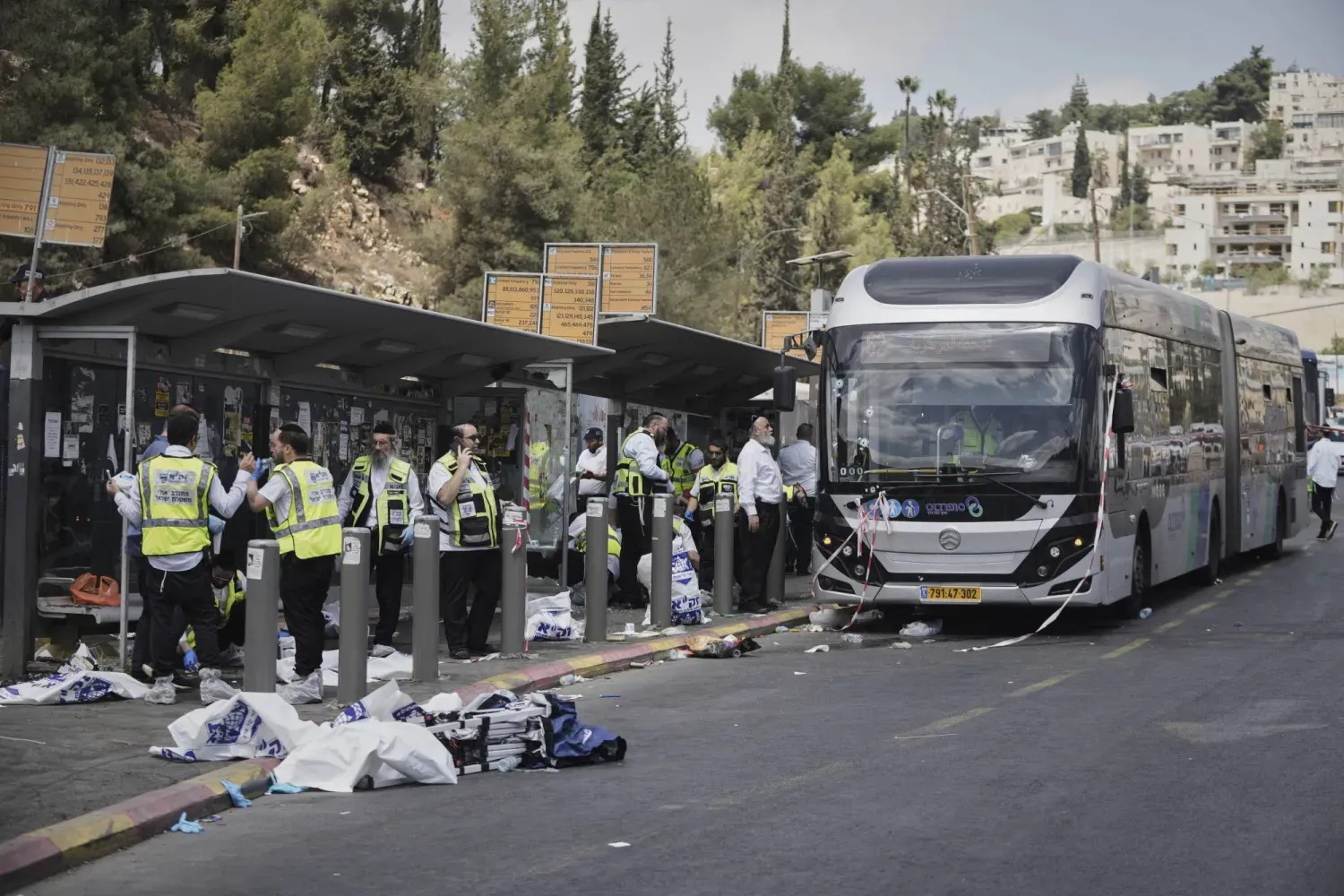 Dün Kudüs'teki bir otobüs durağında meydana gelen saldırının olay yerinde polis memurları ve kurtarma ekipleri. Netanyahu olay yerini inceledi (AP)