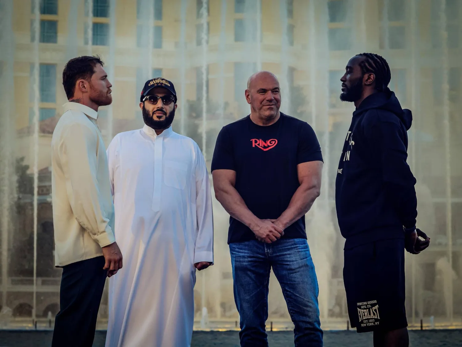 المستشار تركي آل الشيخ يتوسط الملاكمين في النزال الأول (الشرق الأوسط)