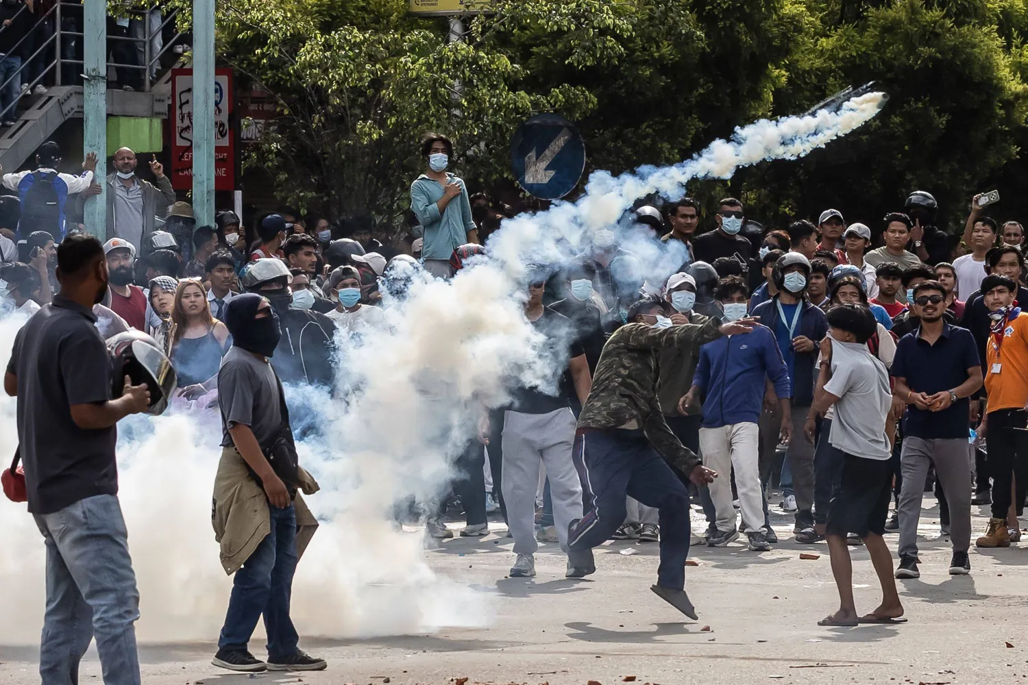 متظاهرون يشتبكون مع أفراد الشرطة خلال احتجاج أمام مبنى البرلمان في كاتماندو (أ.ف.ب)