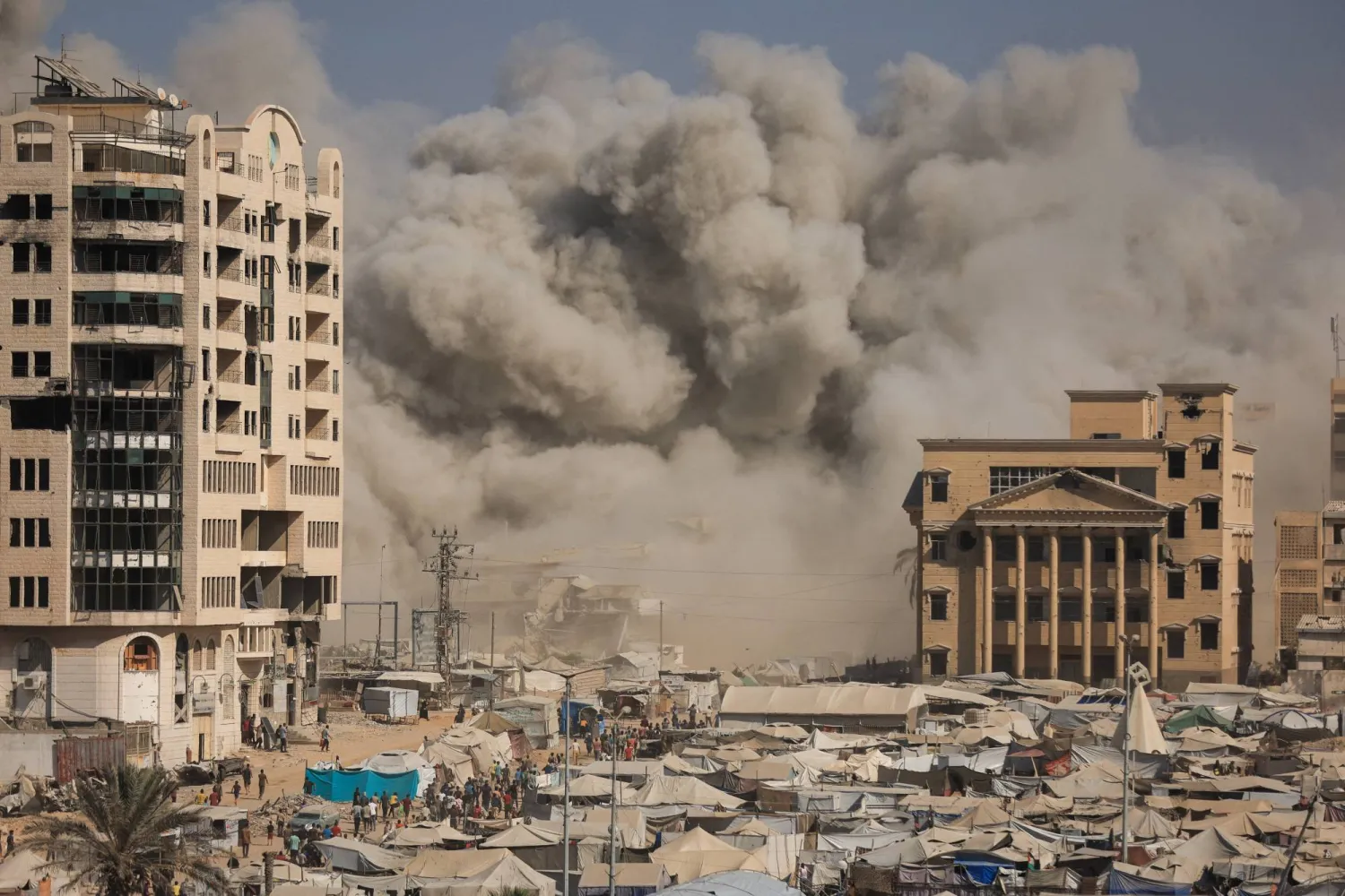 تصاعد الدخان جرَّاء الغارات الإسرائيلية على قطاع غزة (رويترز)