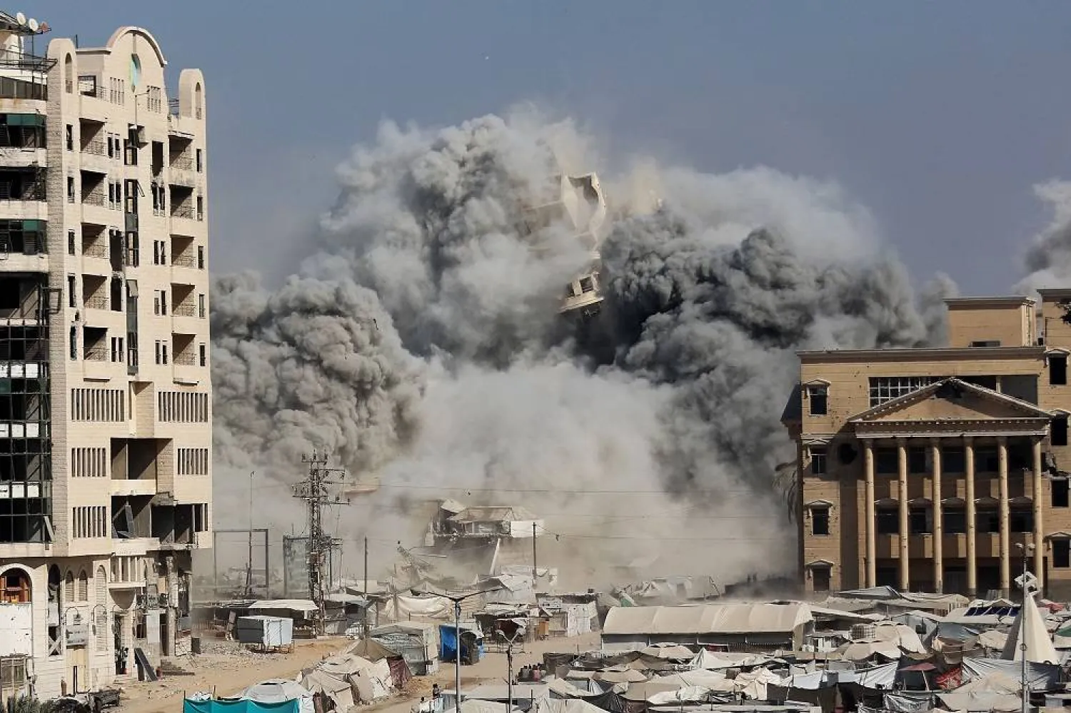 The al-Ruya Tower in Gaza City's Rimal area collapses amidst smoke after Israeli bombardment, on September 8, 2025. (AFP)