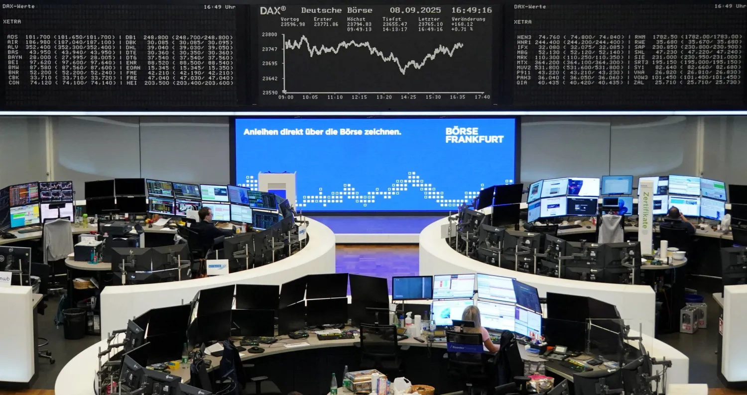 مخطط مؤشر أسعار الأسهم الألماني «داكس» في بورصة فرنكفورت (رويترز)