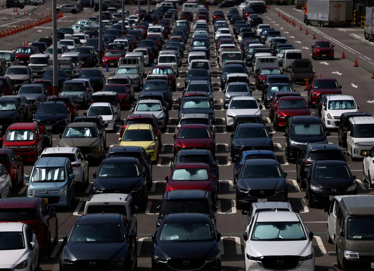 سيارات من إنتاج شركة «مازدا» اليابانية في مصنعها الرئيس بمدينة هيروشيما (رويترز)