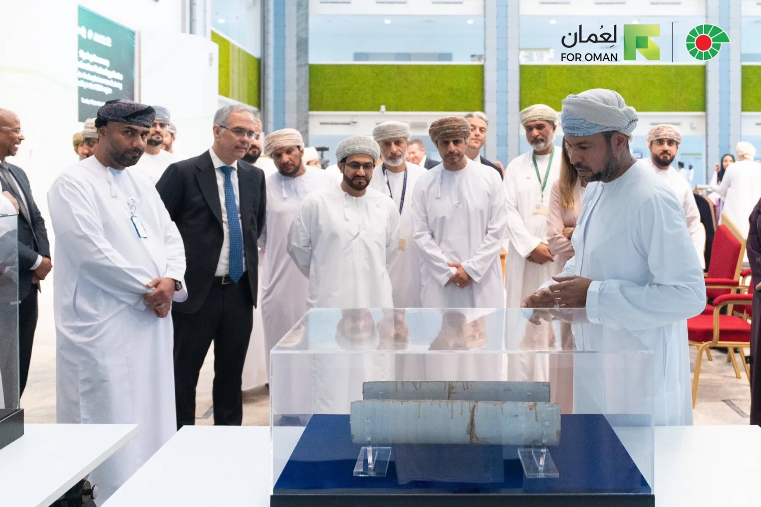 مسؤولون من شركتي «تنمية نفط عُمان» و«إس إل بي» الفرنسية يستعرضان آخر تطورات تثقيب الآبار (إكس)