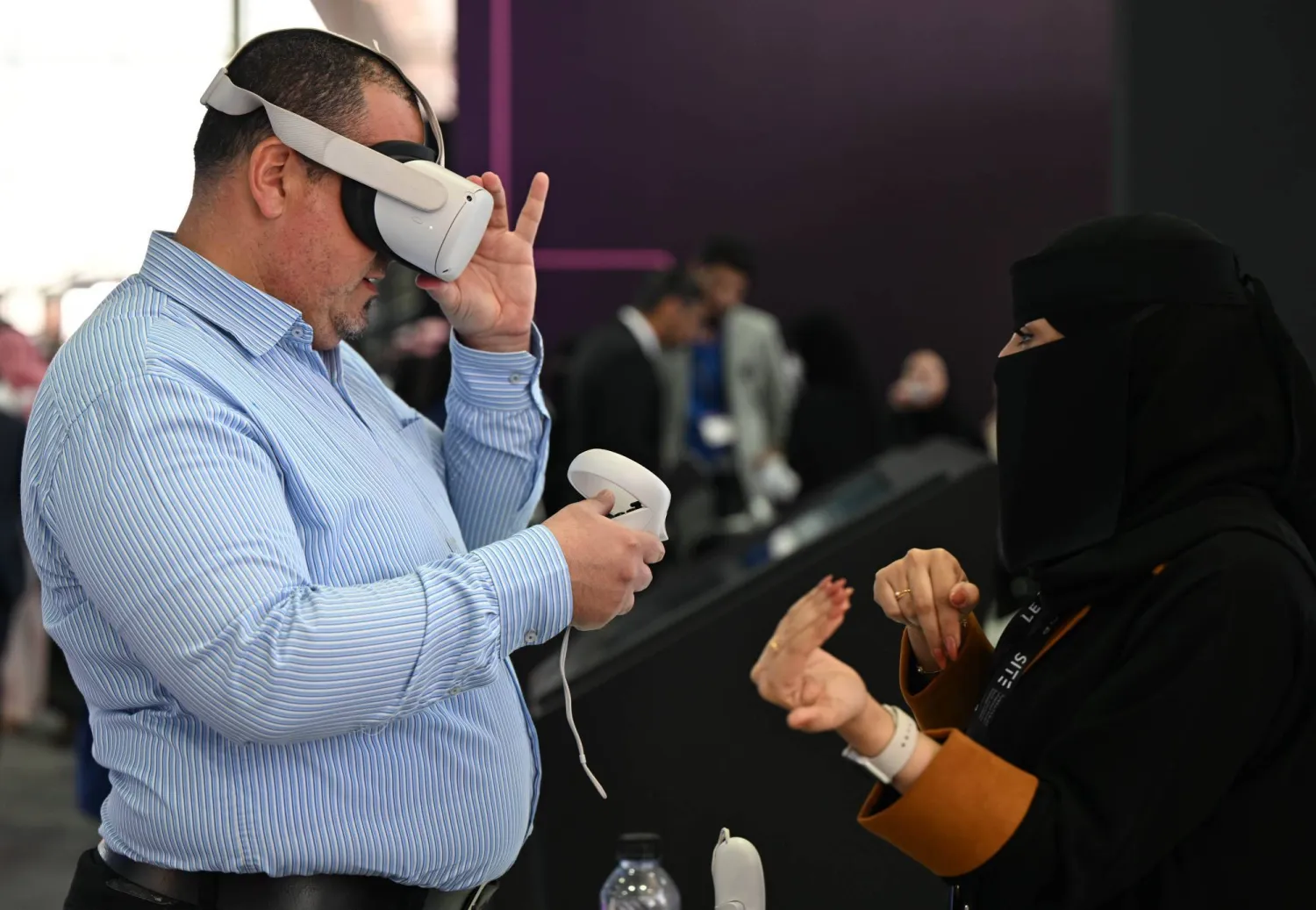 A visitor tries on Meta’s headset at the LEAP conference in Saudi Arabia. (Asharq Al-Awsat)