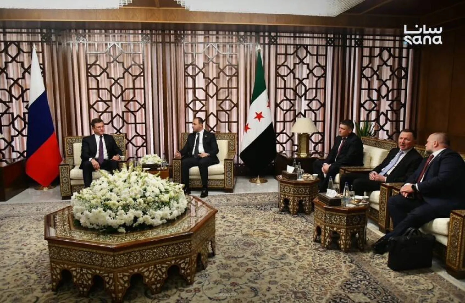 نائب رئيس الحكومة الروسية ألكسندر نوفاك والأمين العام لرئاسة الجمهورية السورية ماهر الشرع (سانا)