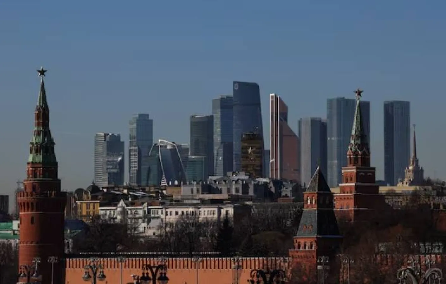 منظر لمركز «موسكو سيتي» للأعمال خلف جدار الكرملين في موسكو (رويترز)