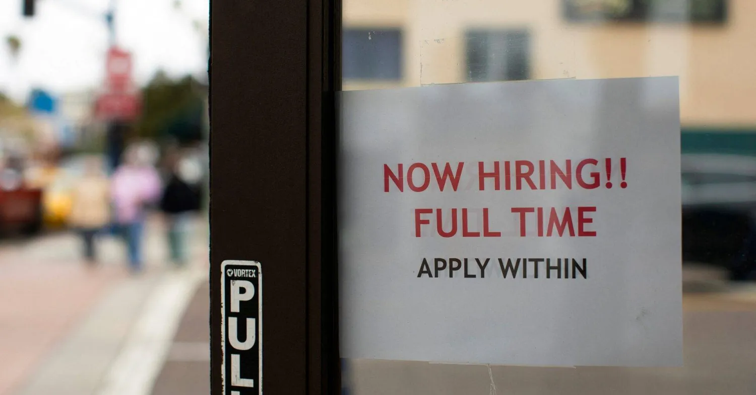 متجر تجزئة يعلن عن وظيفة بدوام كامل على باب مفتوح في أوشنسايد بكاليفورنيا (رويترز)