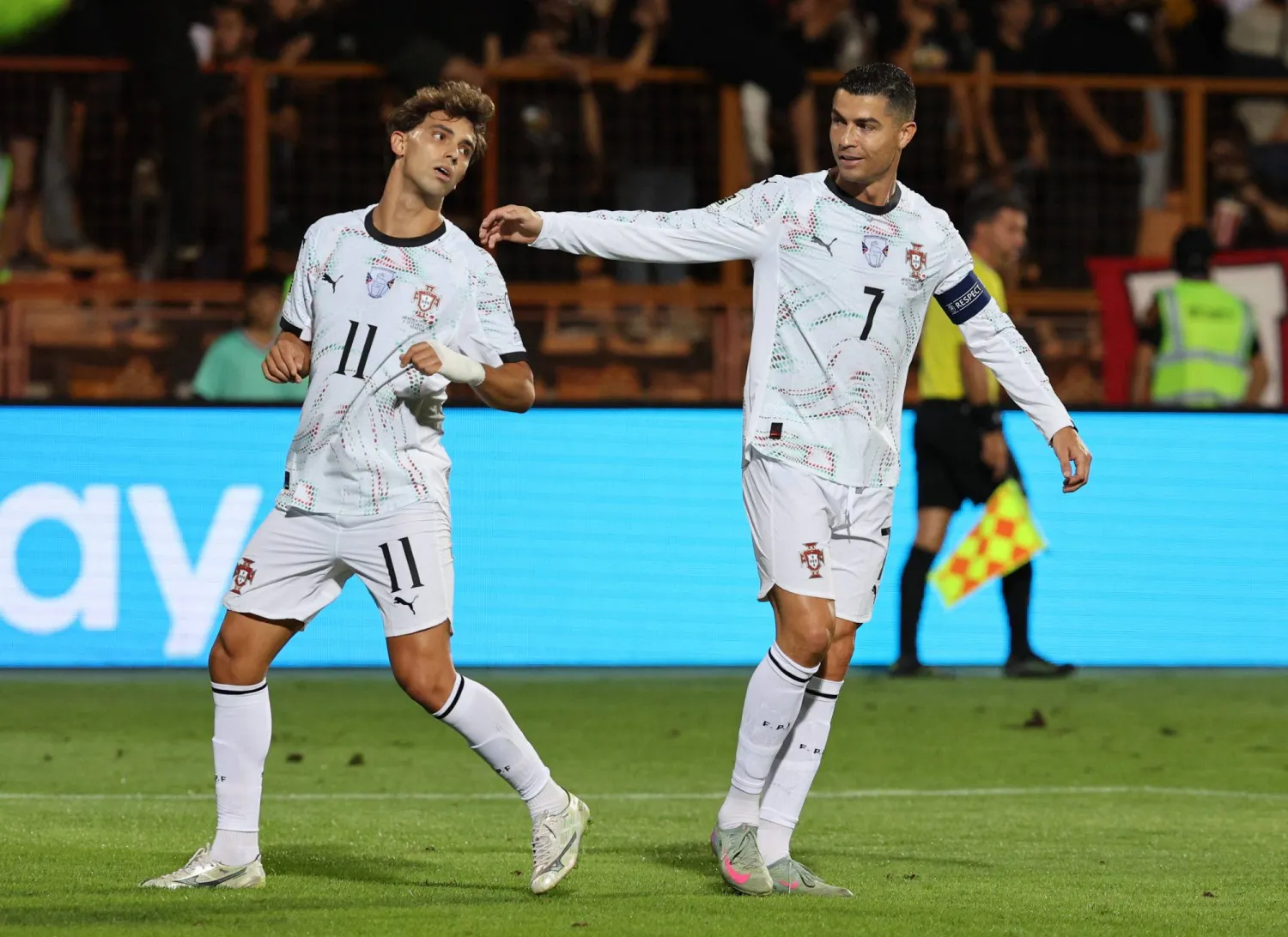 جواو فيليكس وكريستيانو رونالدو قادا منتخب البرتغال للفوز بخماسية (رويترز)