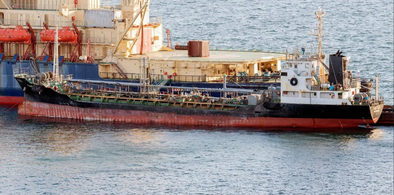 سفينة غاز طبيعي مسال روسية تحمل شحنة غاز في عرض البحر (رويترز)