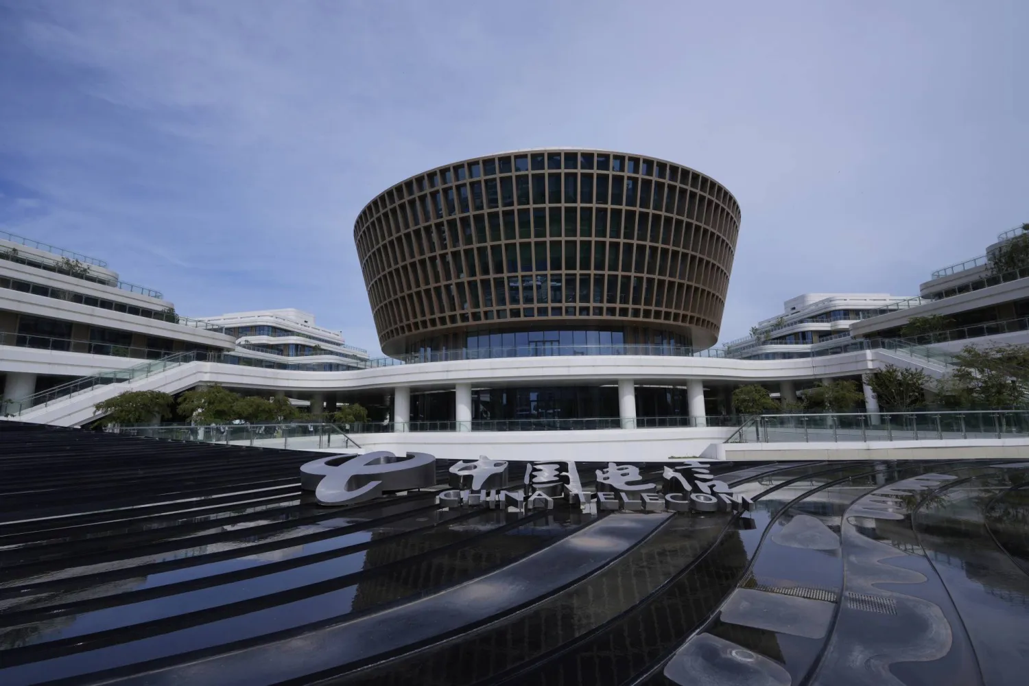 مقر شركة «تشاينا تيليكوم» في مقاطعة هيبي الصينية (أ.ب)