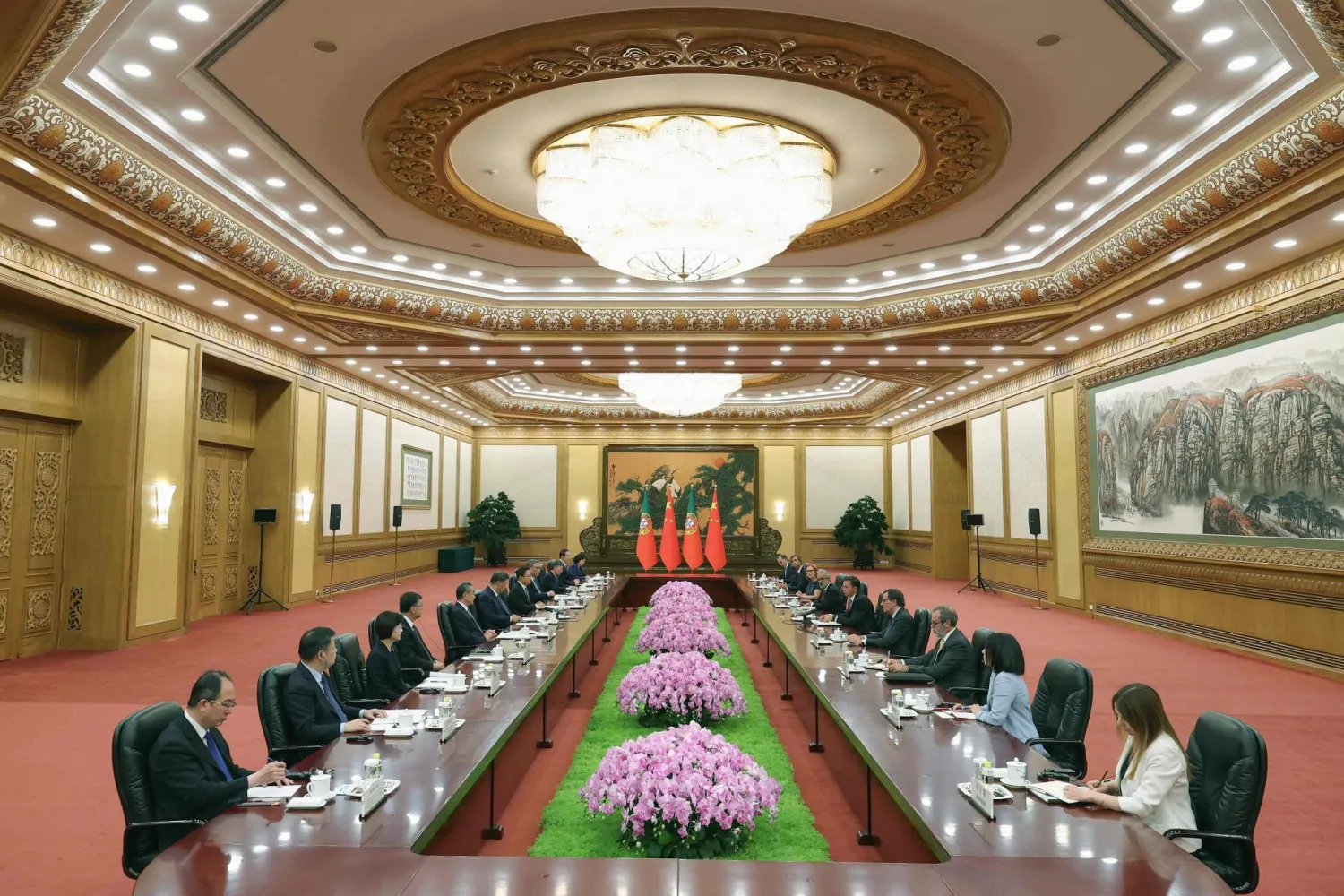 جانب من لقاء الرئيس الصيني شي جينبينغ ورئيس وزراء البرتغال لويس مونتينيغرو في العاصمة الصينية بكين يوم الثلاثاء (أ.ف.ب)