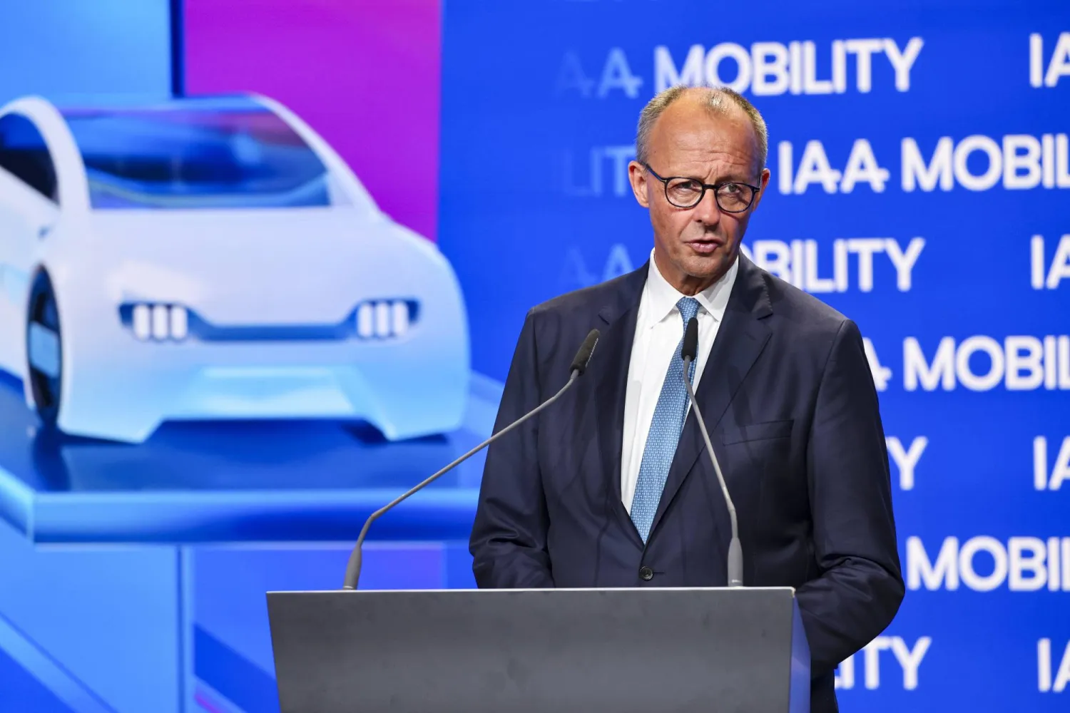 المستشار الألماني فريدريش ميرتس يلقي خطاباً في معرض ميونيخ للسيارات (إ.ب.أ)