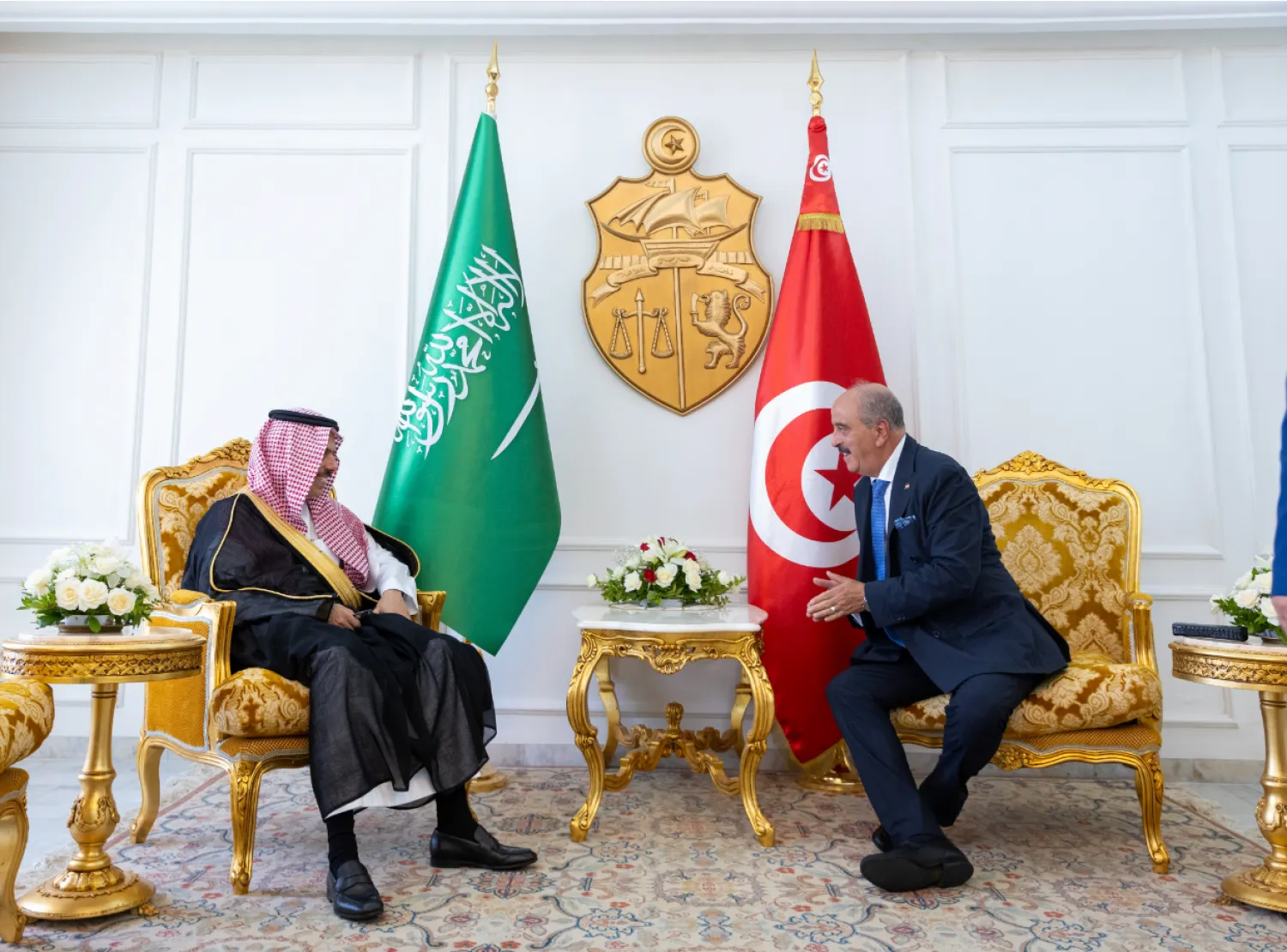 وزير الشؤون الخارجية والهجرة والتونسيين بالخارج محمد علي النفطي خلال استقباله الأمير فيصل بن فرحان (الخارجية السعودية)