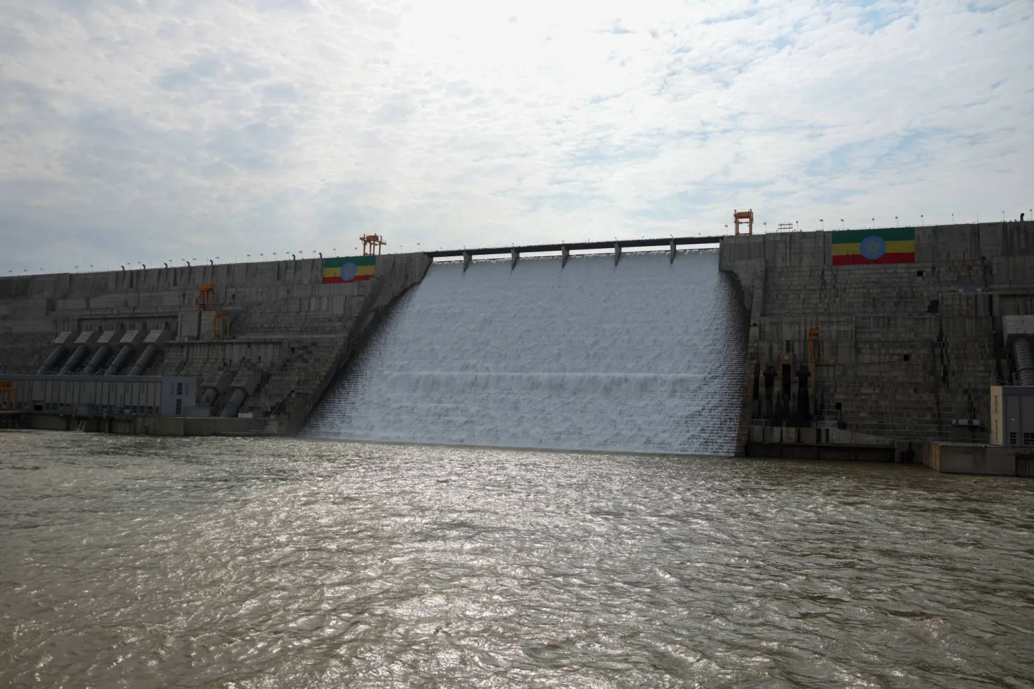 الأعلام الوطنية الإثيوبية على سد النهضة بعد تدشينه رسمياً (إ.ب.أ)