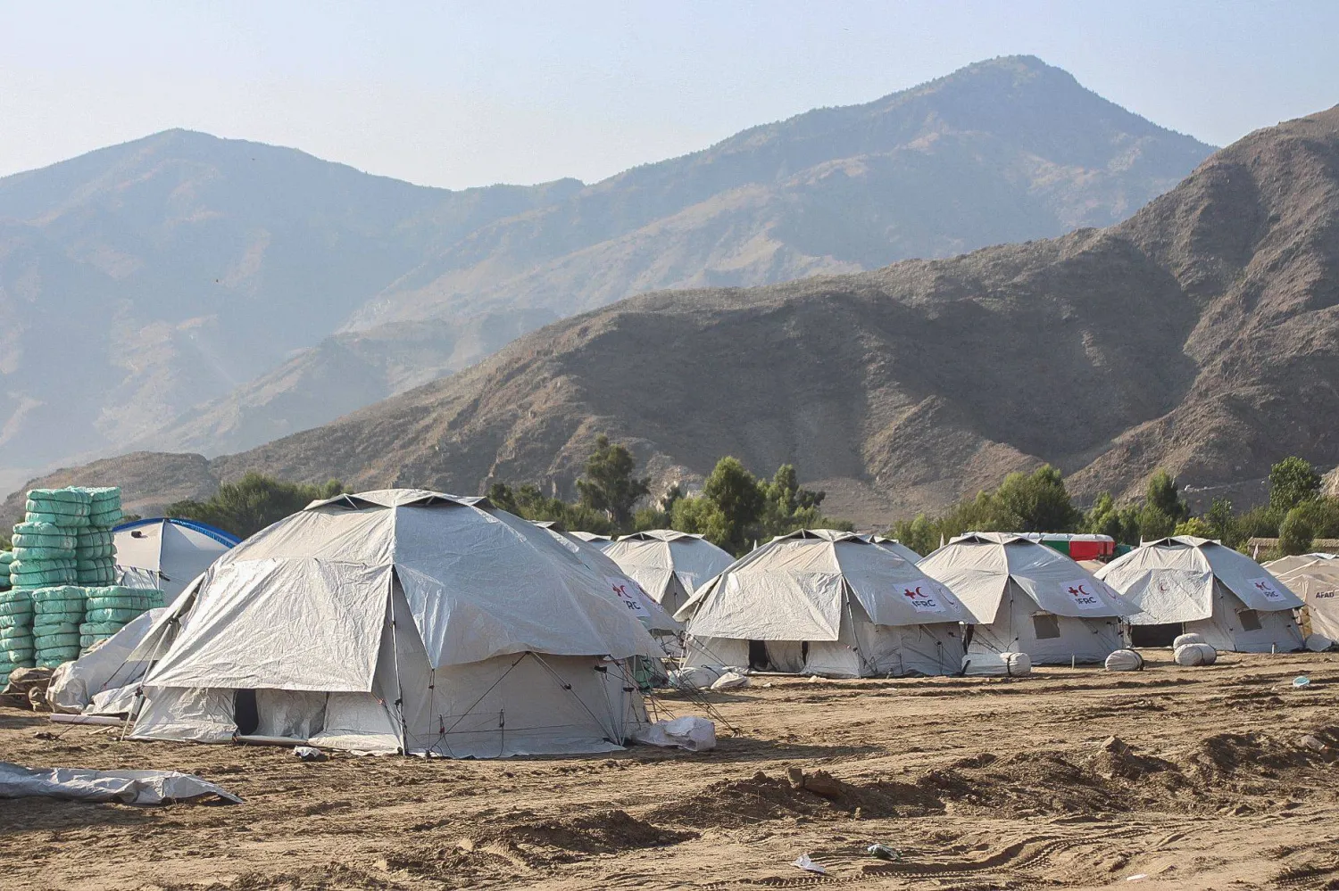 منظر عام يوم 8 سبتمبر 2025 لخيام مؤقتة للمتضررين بعد زلزال منطقة سوكاي بولاية كونار الأفغانية... وقُتل أكثر من 2200 شخص بعد أن ضرب زلزال بقوة 6 درجات شرق أفغانستان منتصف ليل 31 أغسطس مما جعله أعنف زلزال يضرب البلاد منذ عقود (أ.ف.ب)