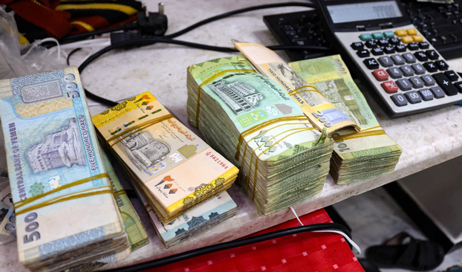 بعد تعافي الريال اليمني لا يزال السكان يطمحون إلى انخفاض أسعار المواد الأساسية (أ.ف.ب)
