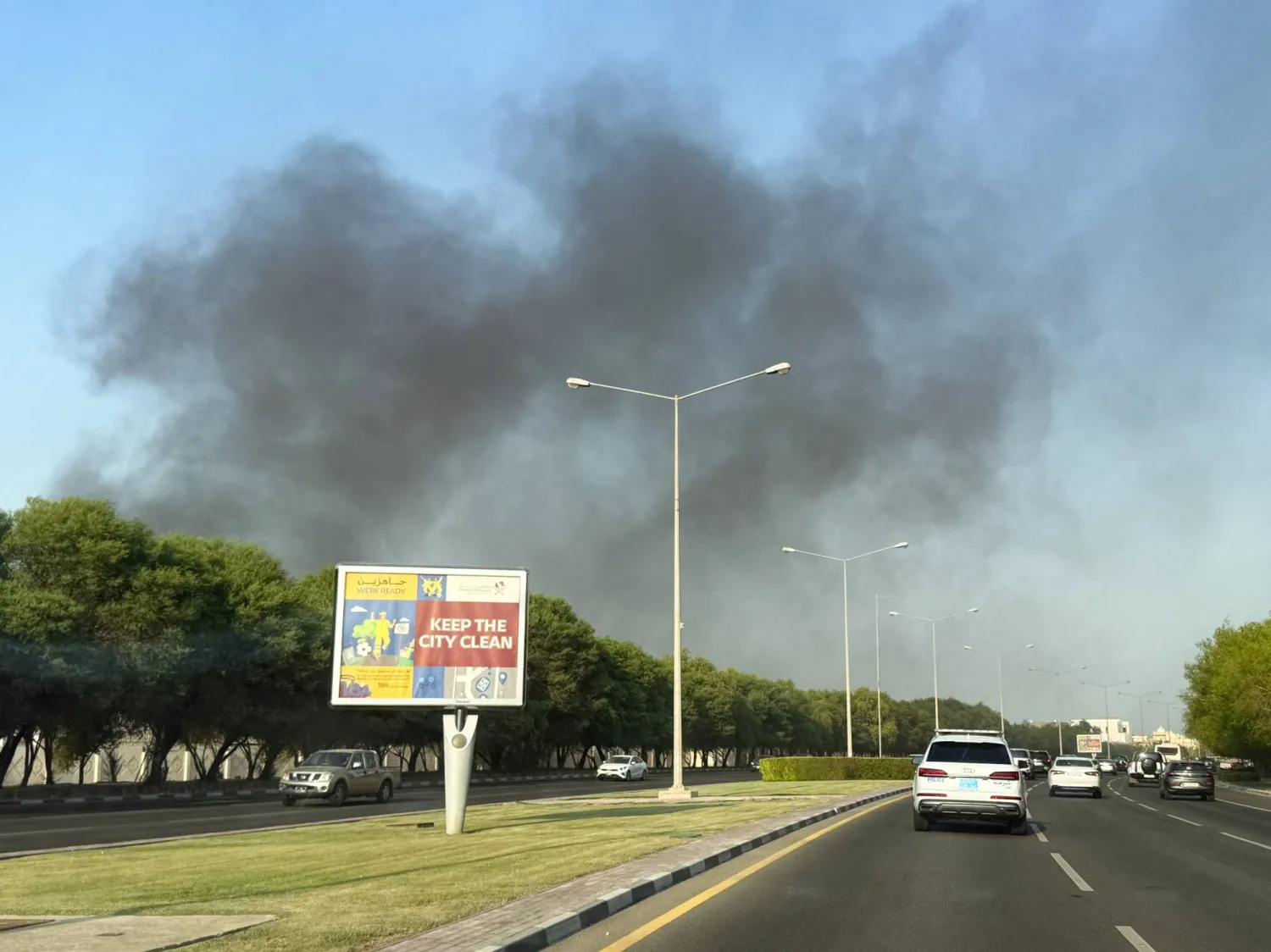 تصاعُد الدخان بعد الانفجارات التي هزَّت العاصمة القطرية الدوحة في 9 سبتمبر 2025 (رويترز)
