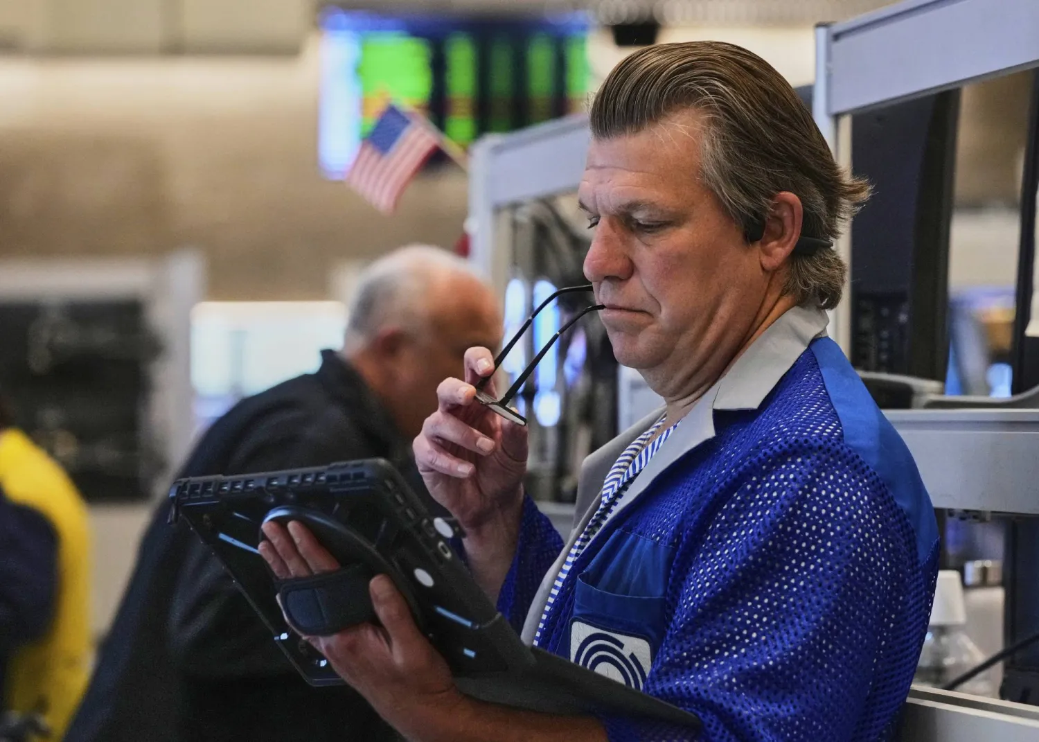 متداول يعمل في بورصة نيويورك (أ.ب)