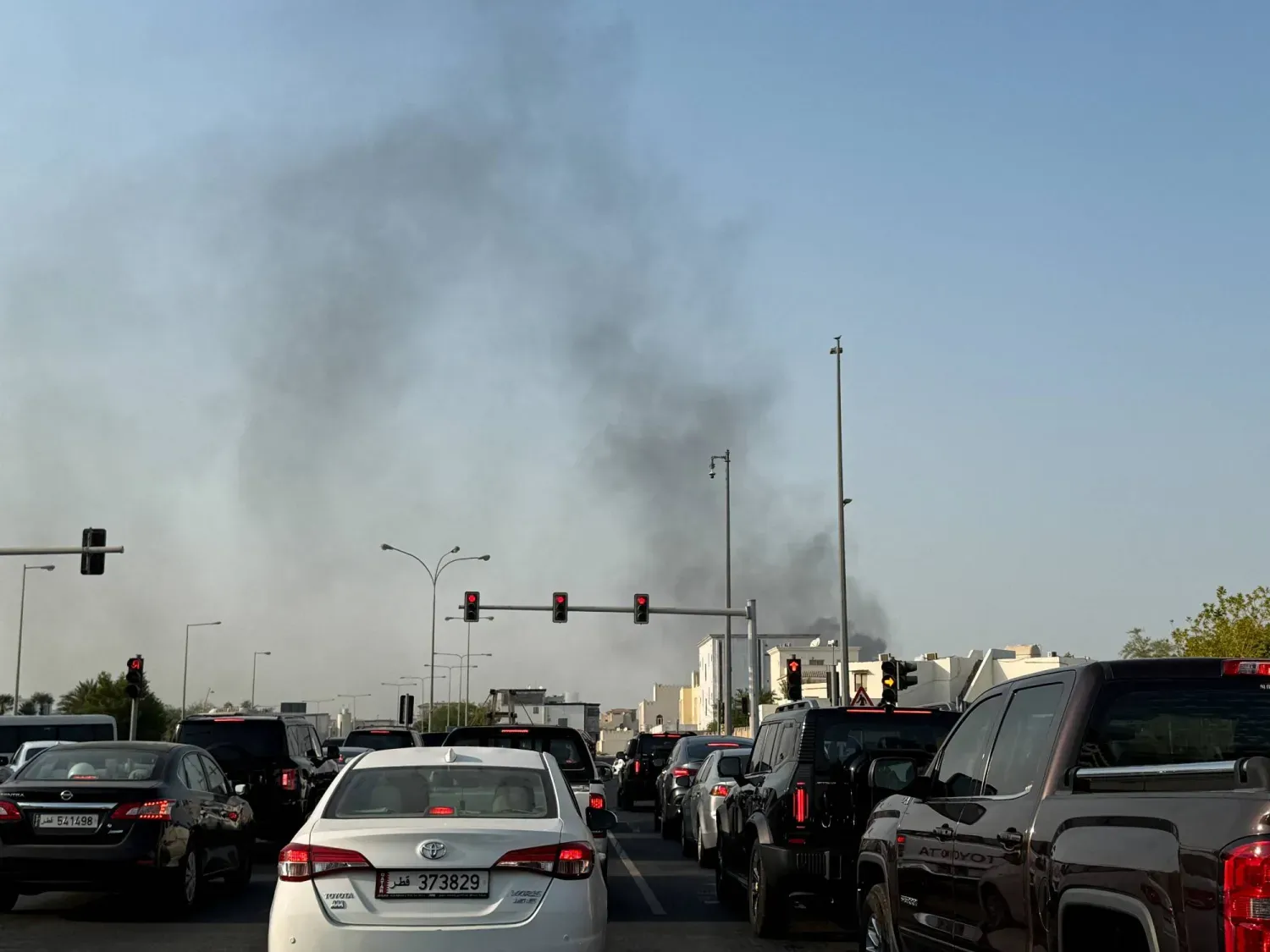Katar'ın başkenti Doha'da çok sayıda patlama duyulduktan sonra dumanlar yükseliyor (Reuters)